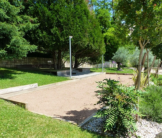 Un terrain de pétanque