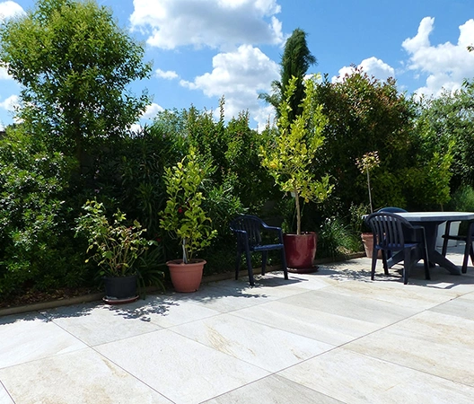 Aménagement d'une terrasse avec des grandes dalles de pierre naturelle