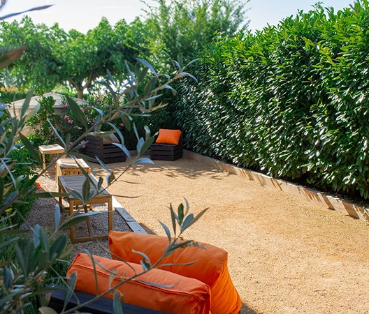 Terrain de pétanque sablé et poutres en chêne massif