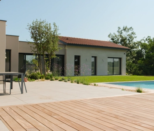Terrasse bois exotique et grès cérame
