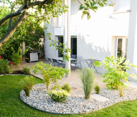 terrasse grés cérame et massifs paysagés