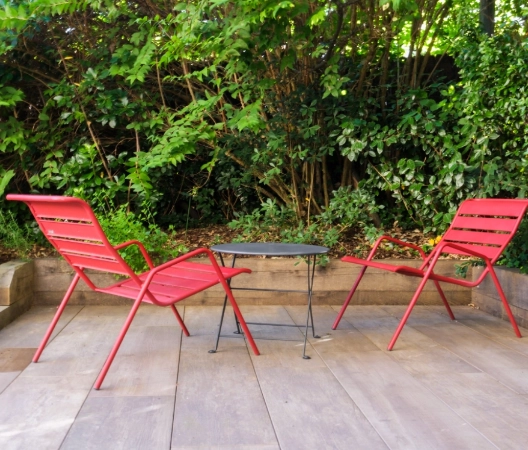 terrasse grés cérame imitation bois et bordure en poutre chênes massifs