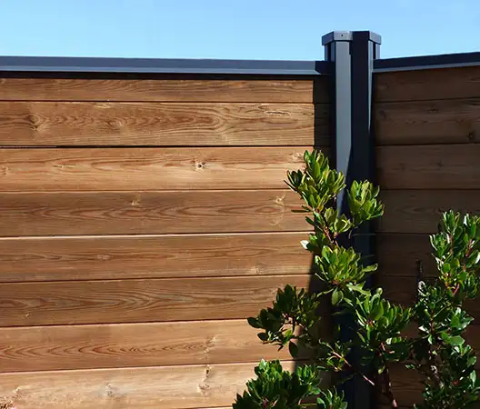 Installation d’une clôture brise-vue en bois et en alu